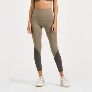 Vuori Women's Colorblock Studio Legging
Size Small